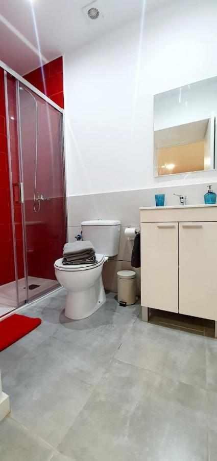 Hostal Urban Basic L'Hospitalet de Llobregat Exterior foto