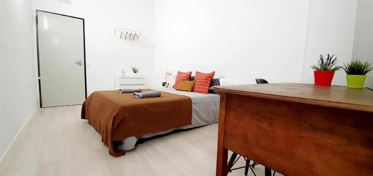 Hostal Urban Basic L'Hospitalet de Llobregat Exterior foto
